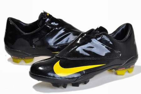 chaussure-requin,basket-de-foot-pas-cher,chassure-foot