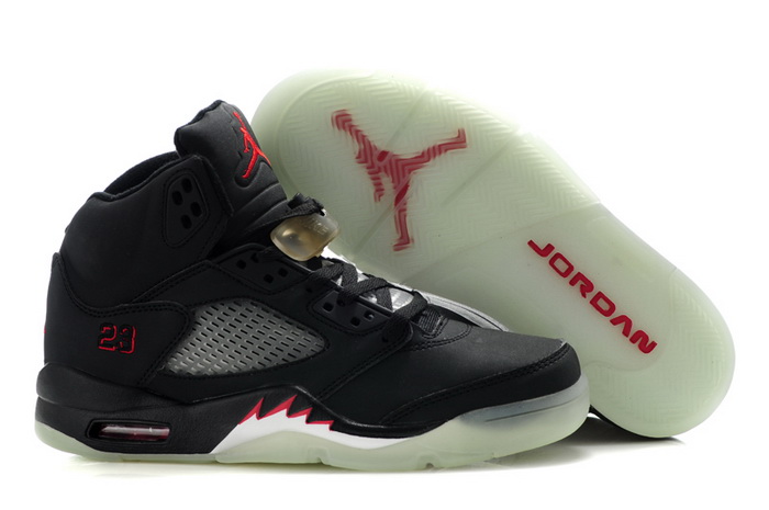 chaussures-jordan-rouge,basket-jordan-femme-noir-et-blanche,jordan-blanc-homme
