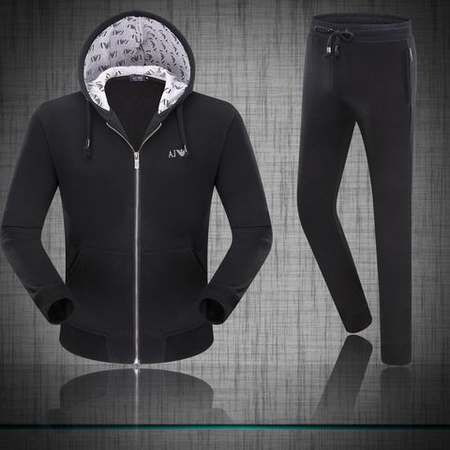 courir-survetement-Armani-ea7-femme,ensemble-jogging-homme-fashion,survetement-Armani-ea7-femme-couleur