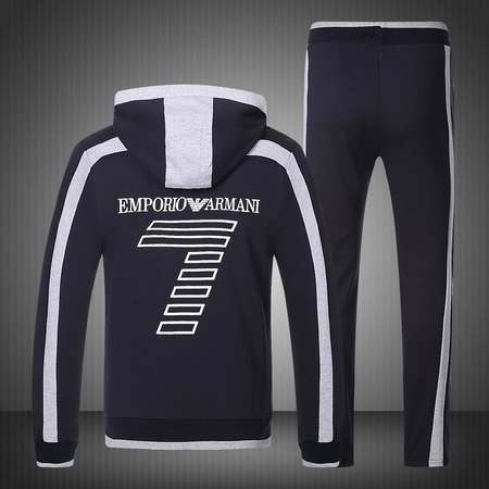 ensemble-jogging-femme-Armani,survetement-Armani-ea7-blanc-et-or-prix,pantalon-de-survetement-Armani-ea7-de-marque