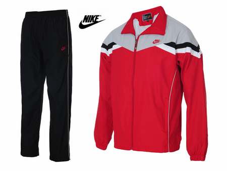 jogging-Nike-blanc-et-rouge,survetement-Nike-strass,pantalon-survetement-nike-decathlon