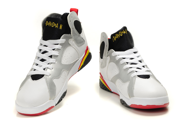 jordan-13-noir-et-blanc,air-jordan-pas-cher-femme-noir,jordan-blanche-et-rouge-femme