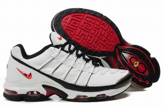 requin-martinique,tn-pas-cher-noir-et-rose,basket-nike-requin-foot-locker